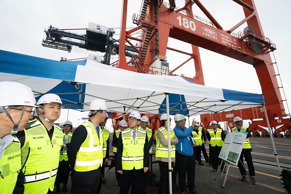 황종우 해양수산부 장관이 4월 1일 전라남도 광양항 컨테이너 부두를 방문해 항만 하역 현장의 안전 체계를 집중 점검하고 있다.