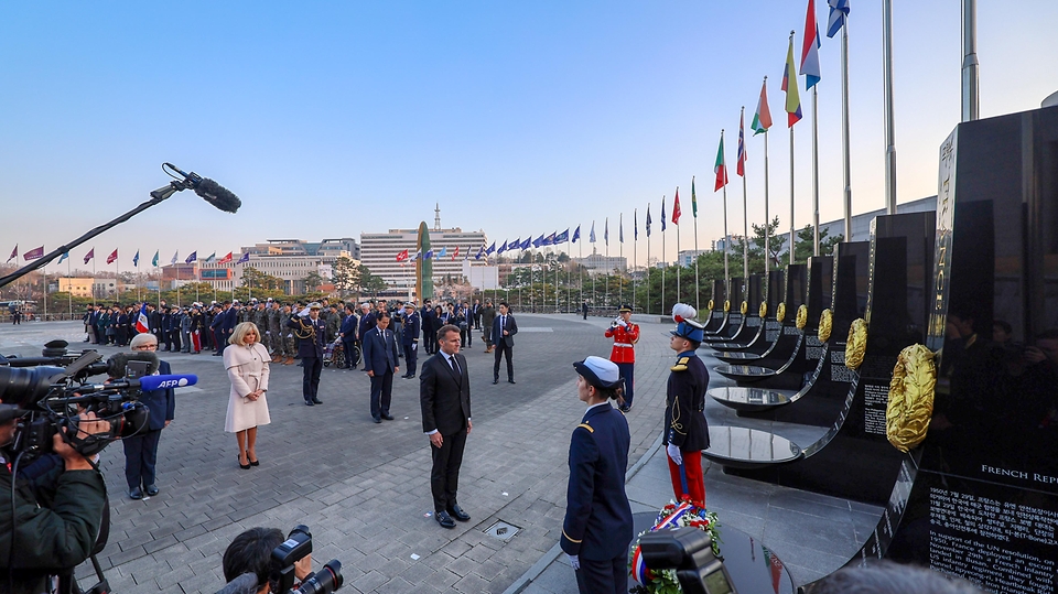 국빈 방한한 에마뉘엘 마크롱 프랑스 대통령이 4월 2일 오후 서울 용산 전쟁기념관을 찾아 이병선 참전용사를 만나 감사의 인사를 전하고 있다.