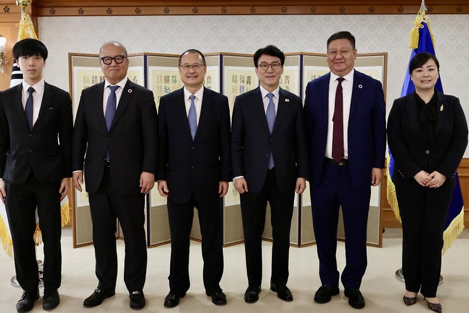 김민석 국무총리가 4월 2일 세종대로 정부서울청사에서 조나단 초이 홍콩 중화총상회장을 접견, 인사 및 환담을 나누고 있다.