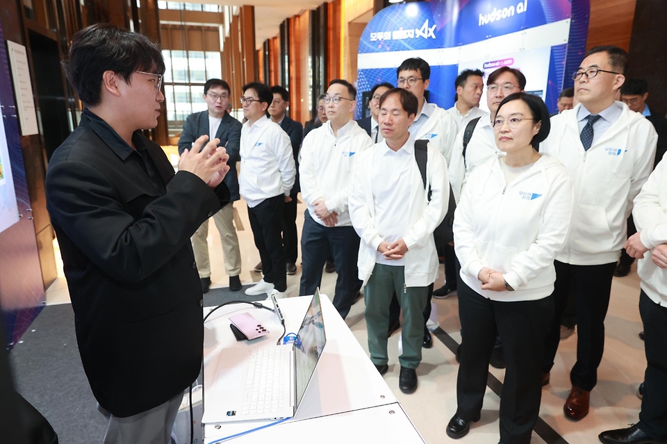 한성숙 중소벤처기업부 장관이 4월 1일 서울 영등포구 콘래드 서울에서 '모두의 챌린지 AX 출범식(Kick-Off Day)' 행사를 개최하고 있다.