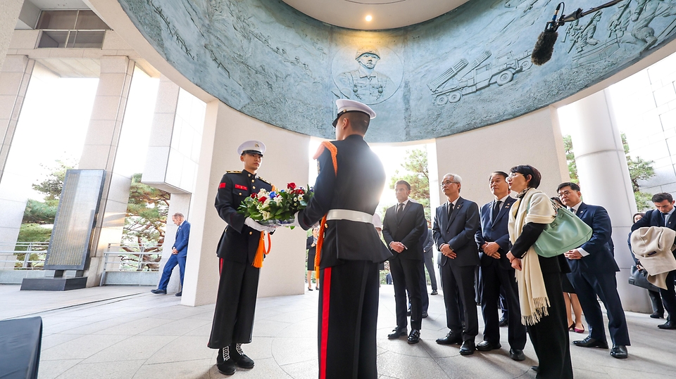 국빈 방한한 에마뉘엘 마크롱 프랑스 대통령이 4월 2일 오후 서울 용산 전쟁기념관을 찾아 이병선 참전용사를 만나 감사의 인사를 전하고 있다.