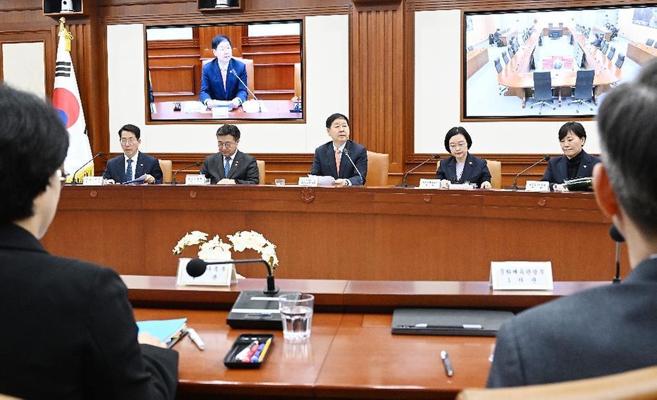 구윤철 부총리 겸 재정경제부 장관이 4월 3일 서울 종로구 정부서울청사에서 열린 '비상경제본부회의 겸 경제관계장관회의'를 주재, 모두발언을 하고 있다.