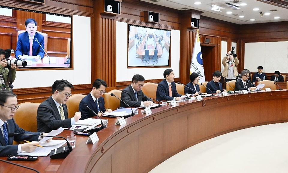 구윤철 부총리 겸 재정경제부 장관이 4월 3일 서울 종로구 정부서울청사에서 열린 '비상경제본부회의 겸 경제관계장관회의'를 주재, 모두발언을 하고 있다.