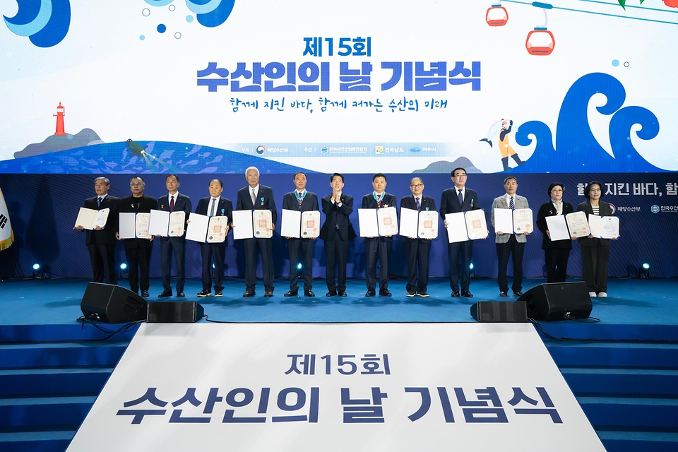 황종우 해양수산부 장관이 4월 1일 전라남도 여수시 여수세계박람회장에서 '함께 지킨 바다, 함께 커가는 수산의 미래'를 주제로 '제15회 수산인의 날 기념식'에 참석해 축사하고 현장을 살펴보고 있다.