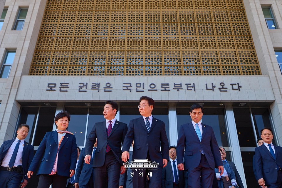 이재명 대통령이 4월 2일 국회에서 2026 추가경정예산안 시정연설을 마친 뒤 국회를 떠나고 있다.