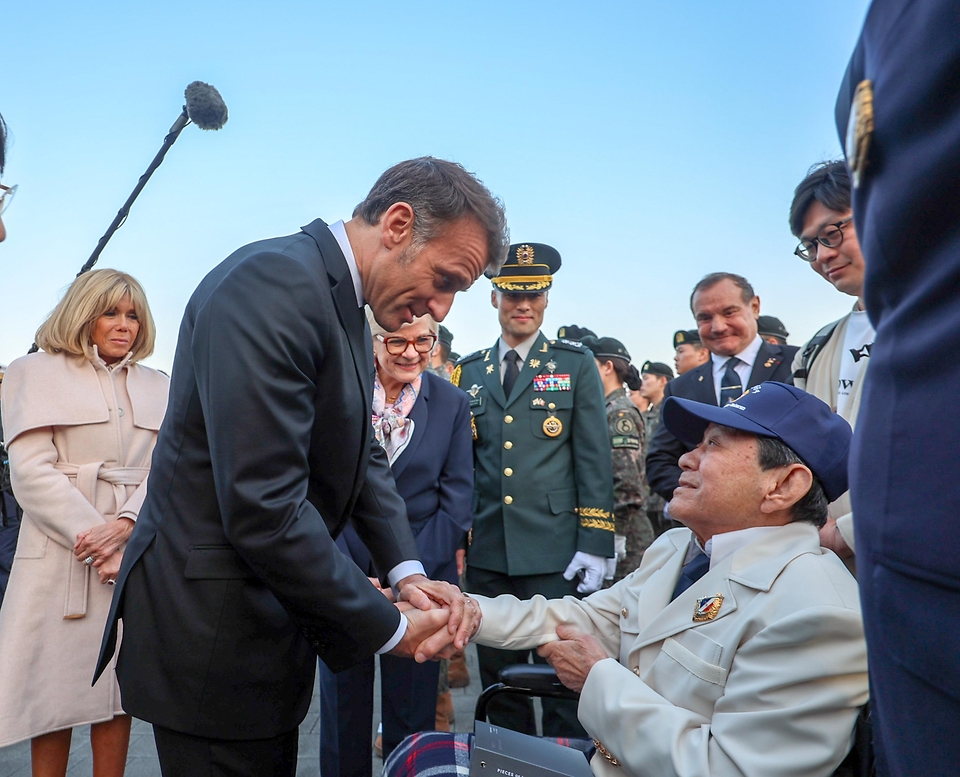 국빈 방한한 에마뉘엘 마크롱 프랑스 대통령이 4월 2일 오후 서울 용산 전쟁기념관을 찾아 이병선 참전용사를 만나 감사의 인사를 전하고 있다.