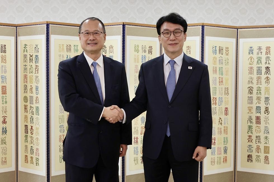 김민석 국무총리가 4월 2일 세종대로 정부서울청사에서 조나단 초이 홍콩 중화총상회장을 접견, 인사 및 환담을 나누고 있다.