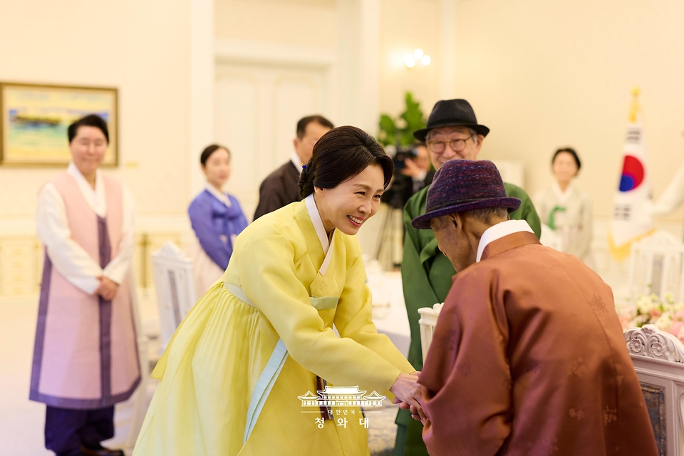 김혜경 여사가 4월 2일 청와대에서 열린 한복생활 유네스코 등재 추진단 차담회에서 참석자들과 인사하고 있다.