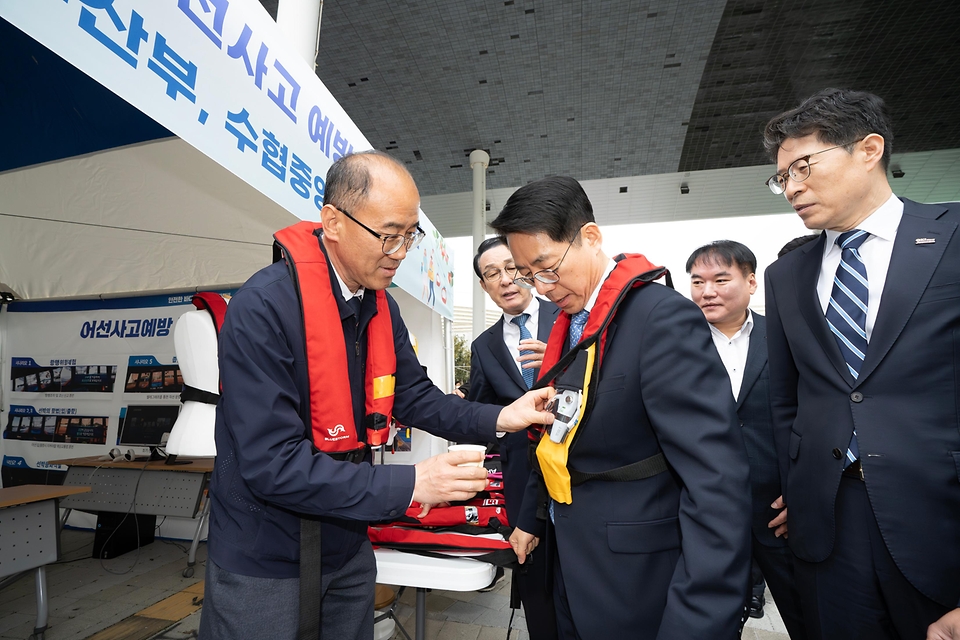 황종우 해양수산부 장관이 4월 1일 전라남도 여수시 여수세계박람회장에서 '함께 지킨 바다, 함께 커가는 수산의 미래'를 주제로 '제15회 수산인의 날 기념식'에 참석해 축사하고 현장을 살펴보고 있다.