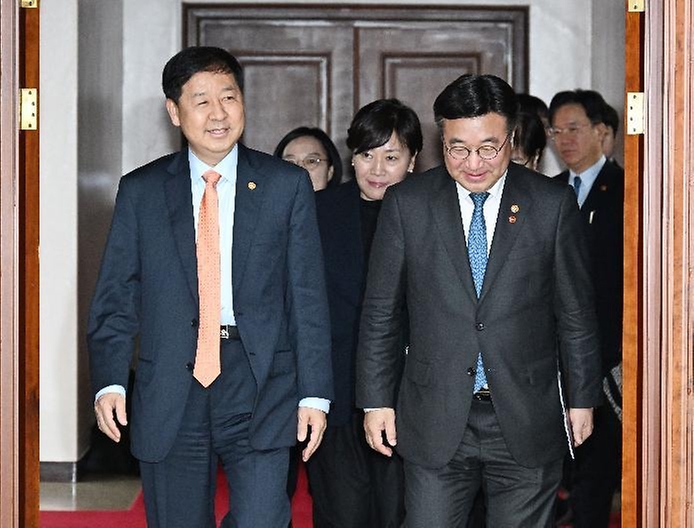 구윤철 부총리 겸 재정경제부 장관이 4월 3일 서울 종로구 정부서울청사에서 열린 '비상경제본부회의 겸 경제관계장관회의'를 주재, 모두발언을 하고 있다.