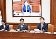 구윤철 부총리 겸 재정경제부 장관이 4월 3일 서울 종로구 정부서울청사에서 열린 '비상경제본부회의 겸 경제관계장관회의'를 주재, 모두발언을 하고 있다.