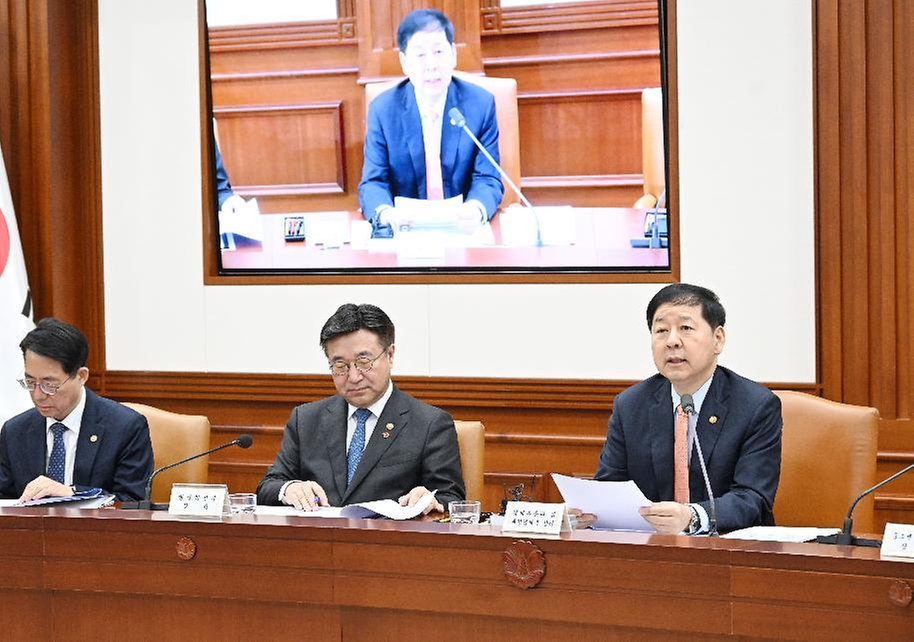 구윤철 부총리 겸 재정경제부 장관이 4월 3일 서울 종로구 정부서울청사에서 열린 '비상경제본부회의 겸 경제관계장관회의'를 주재, 모두발언을 하고 있다.