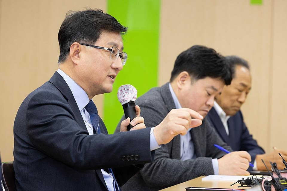 김성환 기후에너지환경부 장관이 4월 3일 쓰레기봉투를 생산하는 인천광역시 서구 구립장애인직업재활시설을 방문해 쓰레기봉투 생산 과정과 재생원료를 활용한 봉투를 비교해 보고 쓰레기봉투 수급 및 재고 현황과 현 상황에 대한 의견을 나누고 있다.