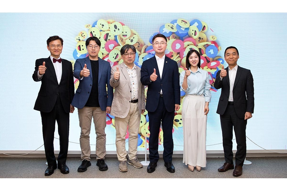 4월 1일 서울 강남구 가빈아트홀에서 과학기술정보통신부, 한국정보통신기술협회, 인공지능안전연구소 주최로 열린 'AI 안전 국민공감 토크콘서트'에서 류제명 과학기술정보통신부 제2차관이 발언 및 기념 촬영하고 있다.