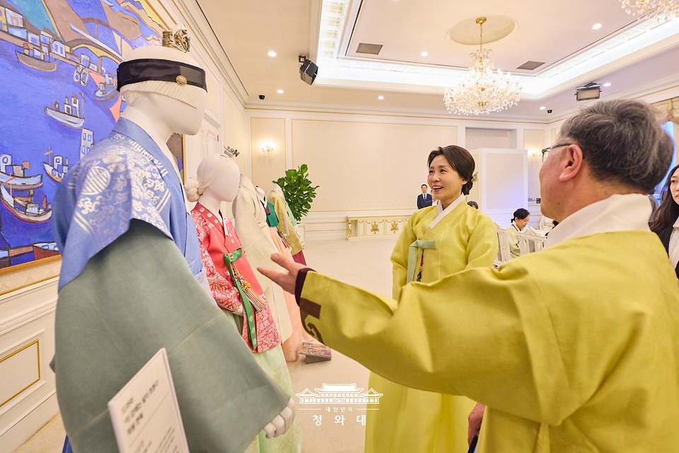 김혜경 여사가 4월 2일 청와대에서 한복생활 유네스코 등재 추진단 차담회에 앞서 전시 한복 설명을 듣고 있다.