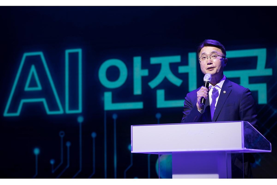 4월 1일 서울 강남구 가빈아트홀에서 과학기술정보통신부, 한국정보통신기술협회, 인공지능안전연구소 주최로 열린 'AI 안전 국민공감 토크콘서트'에서 류제명 과학기술정보통신부 제2차관이 발언 및 기념 촬영하고 있다.