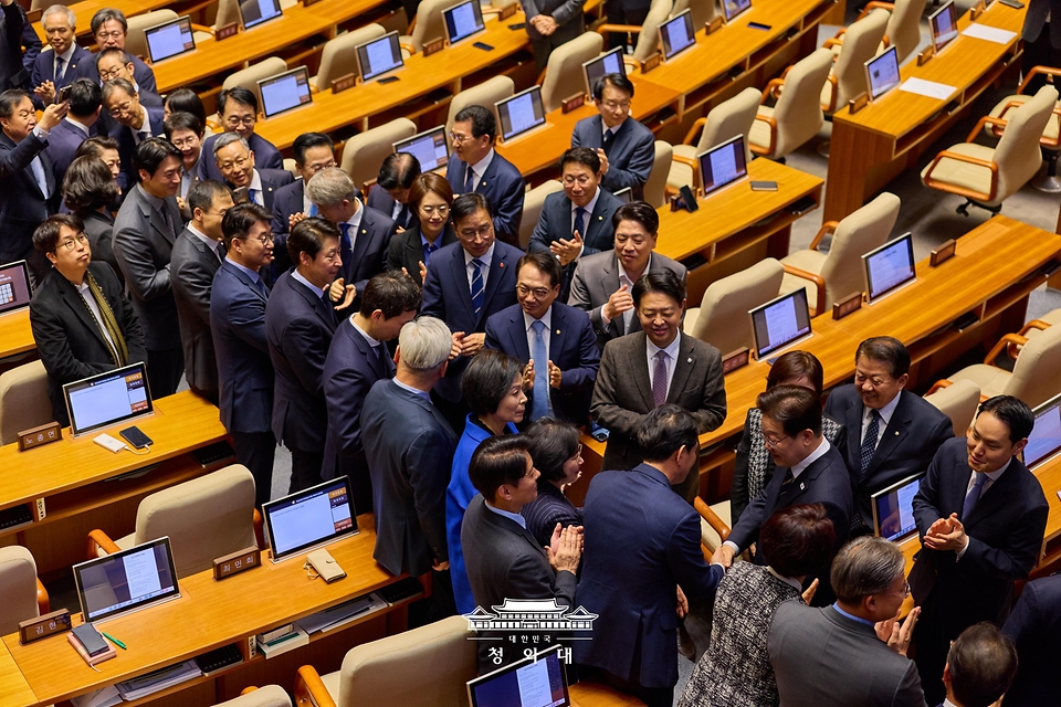 이재명 대통령이 4월 2일 국회에서 2026 추가경정예산안 시정연설을 하기 위해 단상으로 향하며 더불어민주당 의원들과 인사하고 있다.