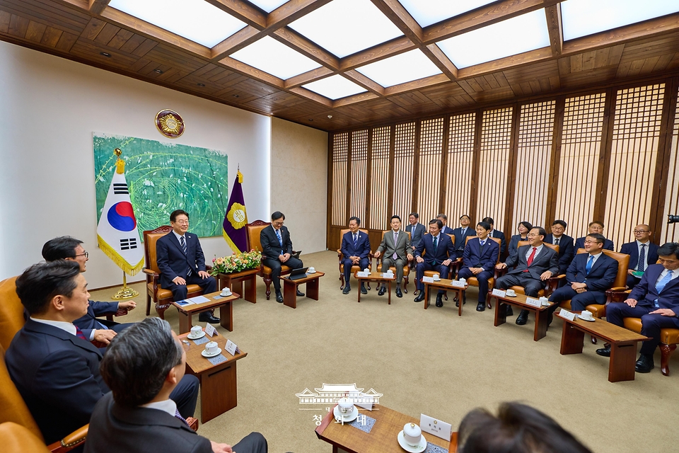 이재명 대통령이 4월 2일 국회에서 추가경정예산안 시정연설에 앞서 우원식 국회의장, 여야 대표와 환담하고 있다.