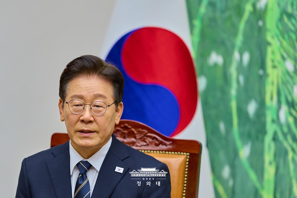 이재명 대통령이 4월 2일 국회에서 추가경정예산안 시정연설에 앞서 우원식 국회의장, 여야 대표와 환담하고 있다.