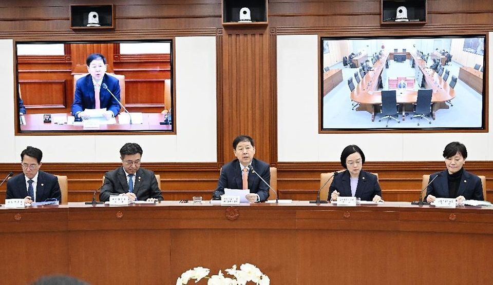 구윤철 부총리 겸 재정경제부 장관이 4월 3일 서울 종로구 정부서울청사에서 열린 '비상경제본부회의 겸 경제관계장관회의'를 주재, 모두발언을 하고 있다.