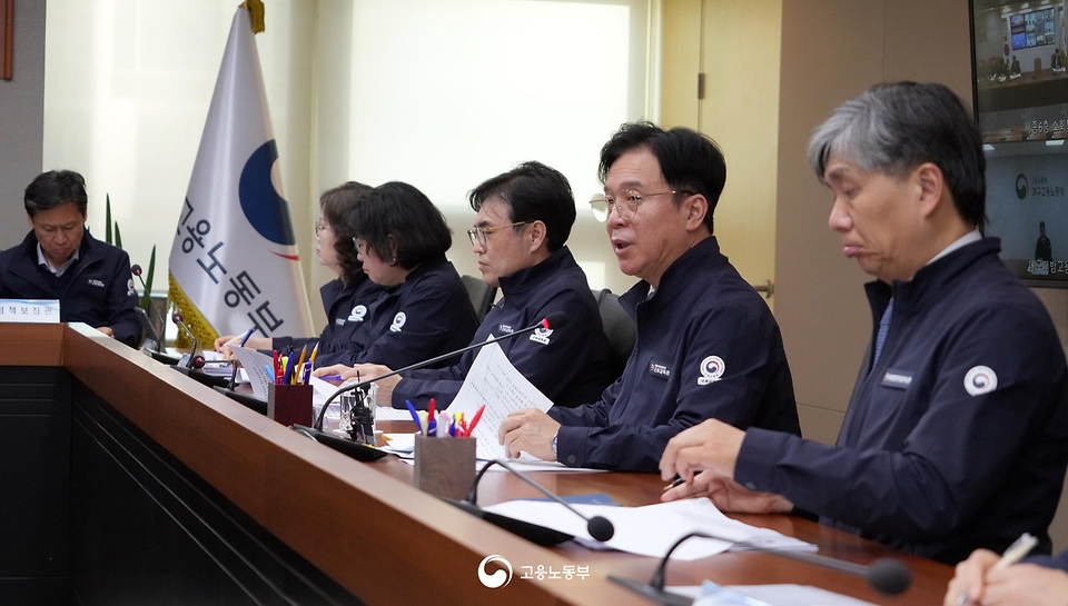 김영훈 고용노동부 장관이 중동 전쟁으로 노동시장에 발생할 수 있는 고용 충격에 대응하기 위해 비상대응체계를 구축하고, 4월 2일 서울지방고용노동청에서 장관 주재로 제1차 '비상고용노동상황점검회의'를 개최하고 있다.