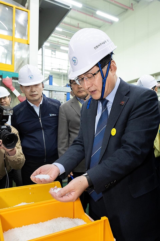 김성환 기후에너지환경부 장관이 4월 3일 쓰레기봉투를 생산하는 인천광역시 서구 구립장애인직업재활시설을 방문해 쓰레기봉투 생산 과정과 재생원료를 활용한 봉투를 비교해 보고 쓰레기봉투 수급 및 재고 현황과 현 상황에 대한 의견을 나누고 있다.