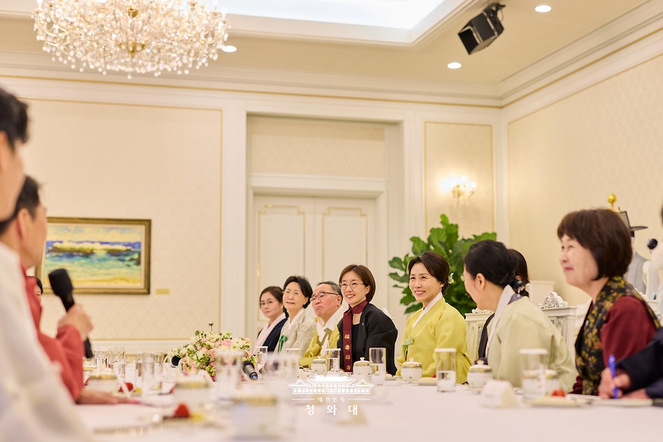 김혜경 여사가 4월 2일 청와대에서 열린 한복생활 유네스코 등재 추진단 차담회에서 참석자들과 대화하고 있다.