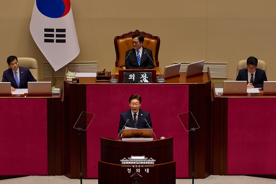 이재명 대통령이 4월 2일 국회에서 2026 추가경정예산안 시정연설을 하고 있다.