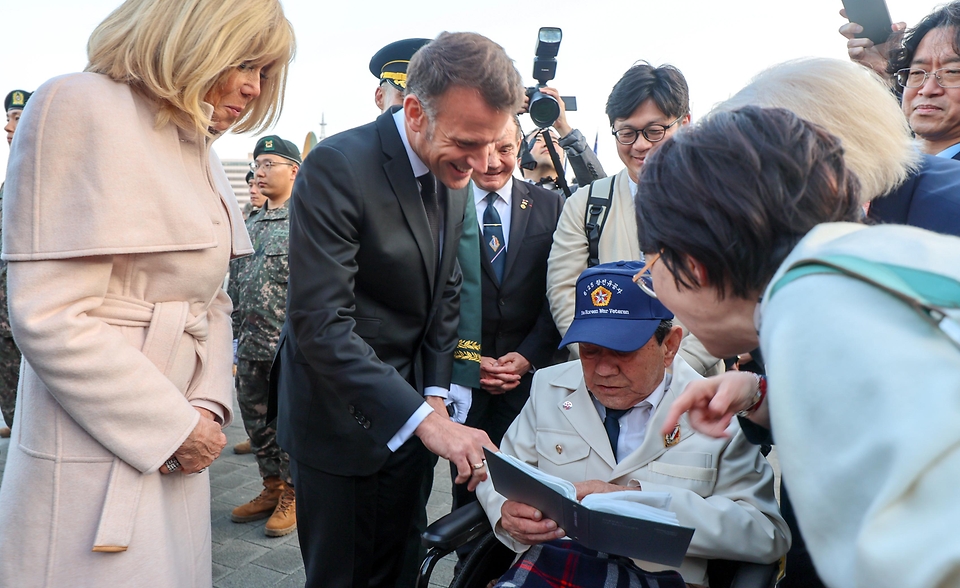국빈 방한한 에마뉘엘 마크롱 프랑스 대통령이 4월 2일 오후 서울 용산 전쟁기념관을 찾아 이병선 참전용사를 만나 감사의 인사를 전하고 있다.