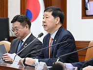 구윤철 부총리 겸 재정경제부 장관이 4월 3일 서울 종로구 정부서울청사에서 열린 '비상경제본부회의 겸 경제관계장관회의'를 주재, 모두발언을 하고 있다.