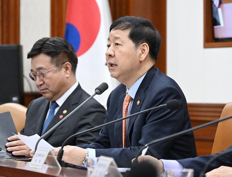 구윤철 부총리 겸 재정경제부 장관이 4월 3일 서울 종로구 정부서울청사에서 열린 '비상경제본부회의 겸 경제관계장관회의'를 주재, 모두발언을 하고 있다.