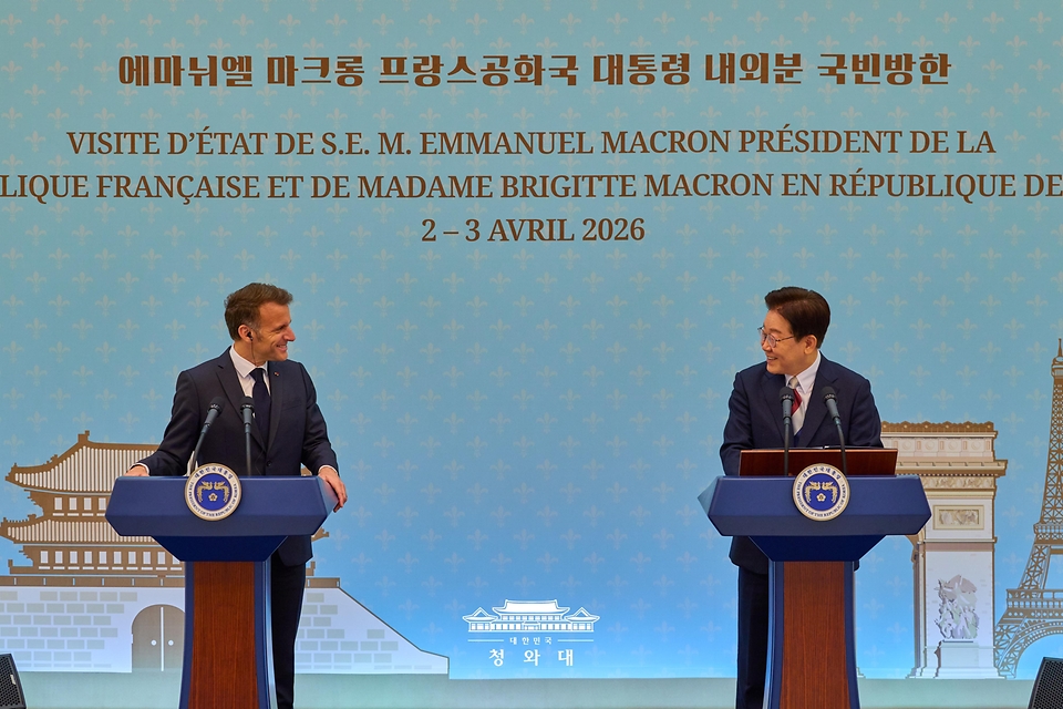 이재명 대통령이 4월 3일 청와대에서 에마뉘엘 마크롱 프랑스 대통령과 공동언론발표를 하고 있다.
