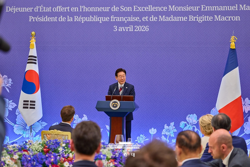 이재명 대통령이 4월 3일 청와대에서 열린 에마뉘엘 마크롱 프랑스 대통령 국빈 방한 환영 오찬에서 환영사를 하고 있다.