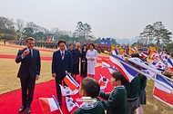 이재명 대통령과 에마뉘엘 마크롱 프랑스 대통령 부부가 4월 3일 청와대에서 열린 국빈 방한 공식 환영식에서 어린이 환영단을 향해 인사하고 있다.