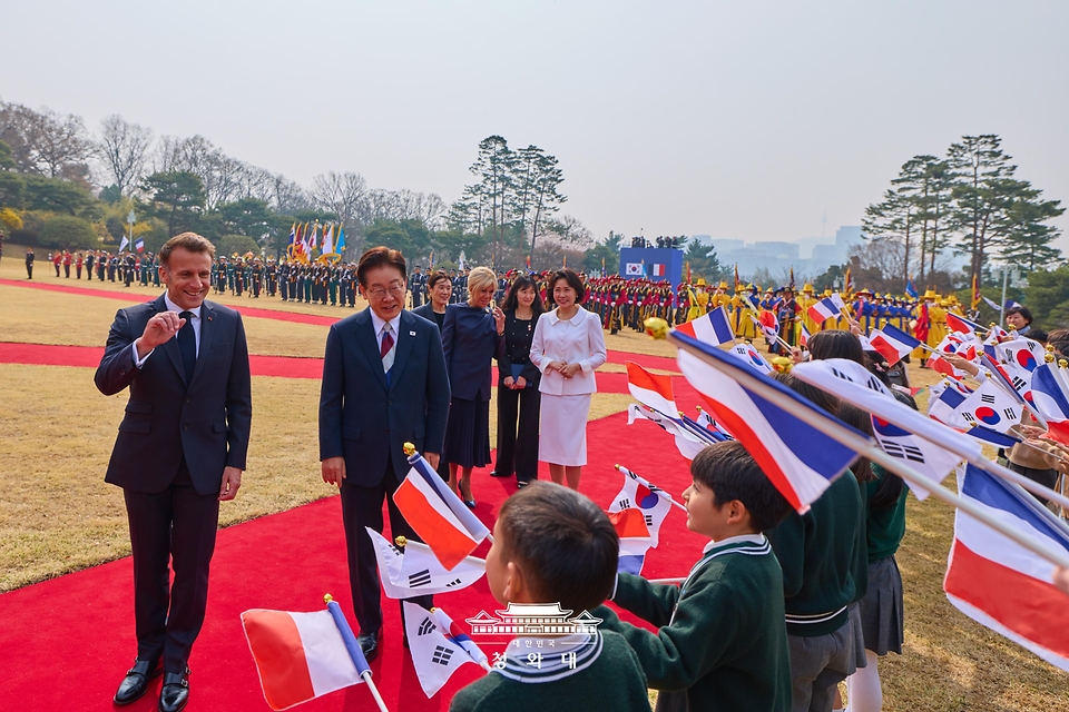 이재명 대통령과 에마뉘엘 마크롱 프랑스 대통령 부부가 4월 3일 청와대에서 열린 국빈 방한 공식 환영식에서 어린이 환영단을 향해 인사하고 있다.