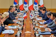 이재명 대통령과 에마뉘엘 마크롱 프랑스 대통령이 4월 3일 청와대에서 확대 정상회담을 하고 있다.