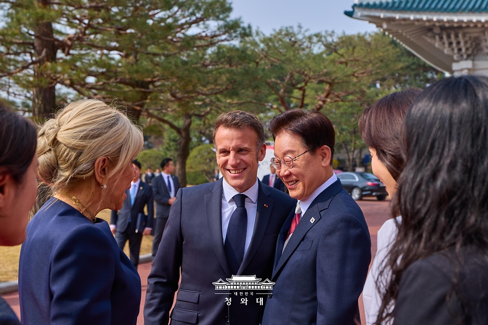 이재명 대통령이 4월 3일 청와대에서 국빈 방한한 에마뉘엘 마크롱 프랑스 대통령과 브리지트 마크롱 여사를 영접하고 있다.
