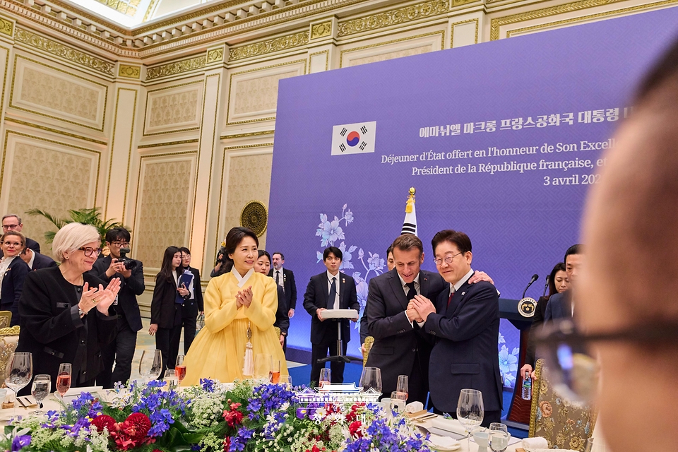 이재명 대통령과 에마뉘엘 마크롱 프랑스 대통령이 4월 3일 청와대에서 열린 국빈 방한 환영 오찬에서 손을 잡으며 인사하고 있다.