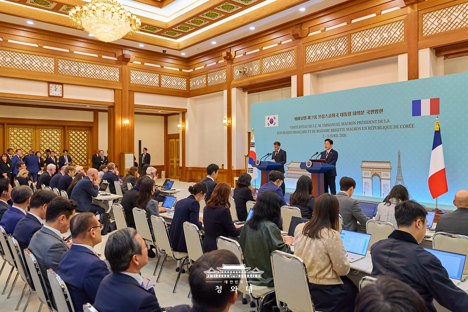 이재명 대통령이 4월 3일 청와대에서 에마뉘엘 마크롱 프랑스 대통령과 공동언론발표를 하고 있다.