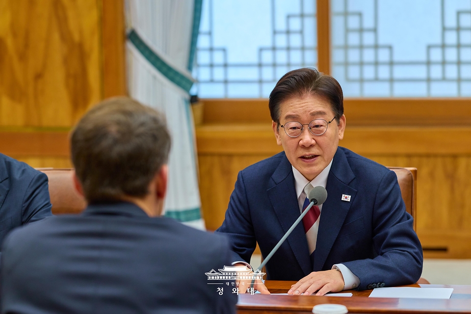 이재명 대통령이 4월 3일 청와대에서 열린 에마뉘엘 마크롱 프랑스 대통령과의 확대 정상회담에서 발언하고 있다.