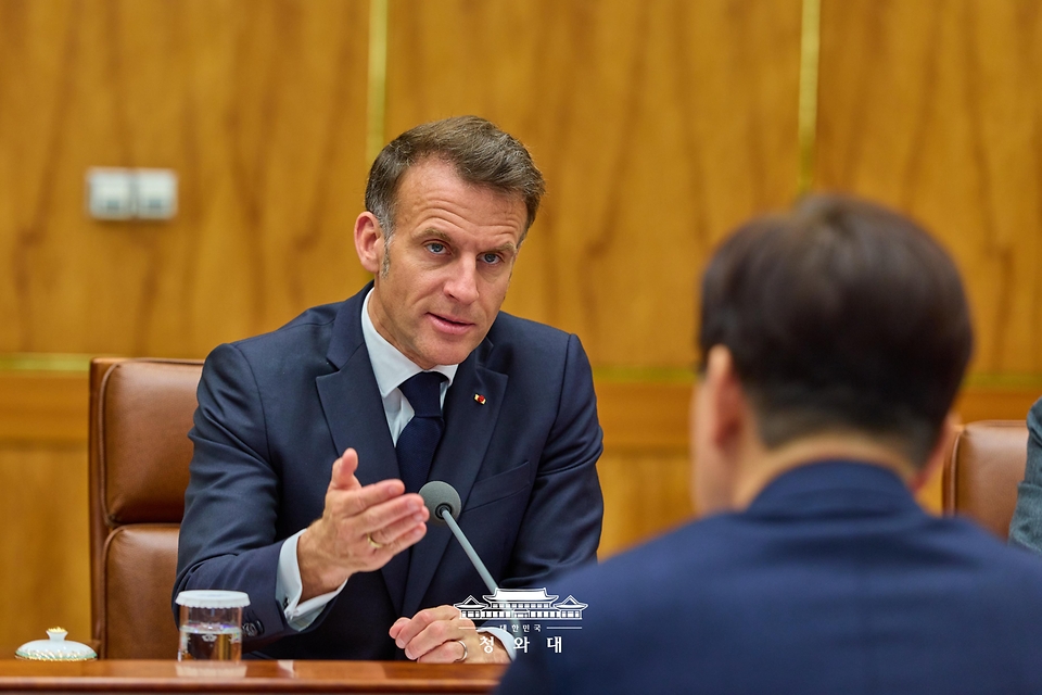 에마뉘엘 마크롱 프랑스 대통령이 4월 3일 청와대에서 열린 이재명 대통령과의 확대 정상회담에서 발언하고 있다.