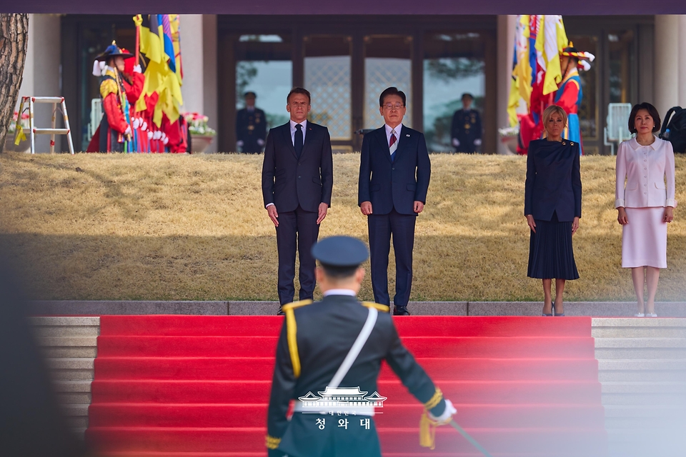 이재명 대통령과 에마뉘엘 마크롱 프랑스 대통령이 4월 3일 오전 청와대에서 열린 공식 환영식에 자리하고 있다.