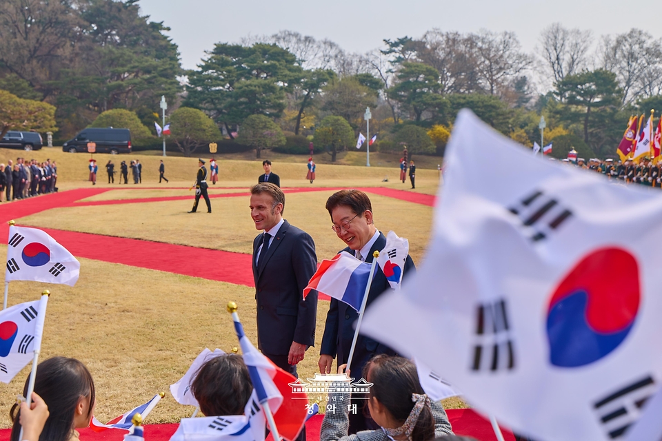 이재명 대통령이 4월 3일 청와대에서 국빈 방한한 에마뉘엘 마크롱 프랑스 대통령과 공식 환영식장으로 향하고 있다.