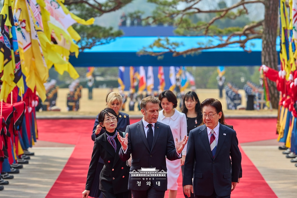 이재명 대통령과 에마뉘엘 마크롱 프랑스 대통령이 4월 3일 오전 청와대에서 열린 공식 환영식에서 의장대를 사열하고 있다.