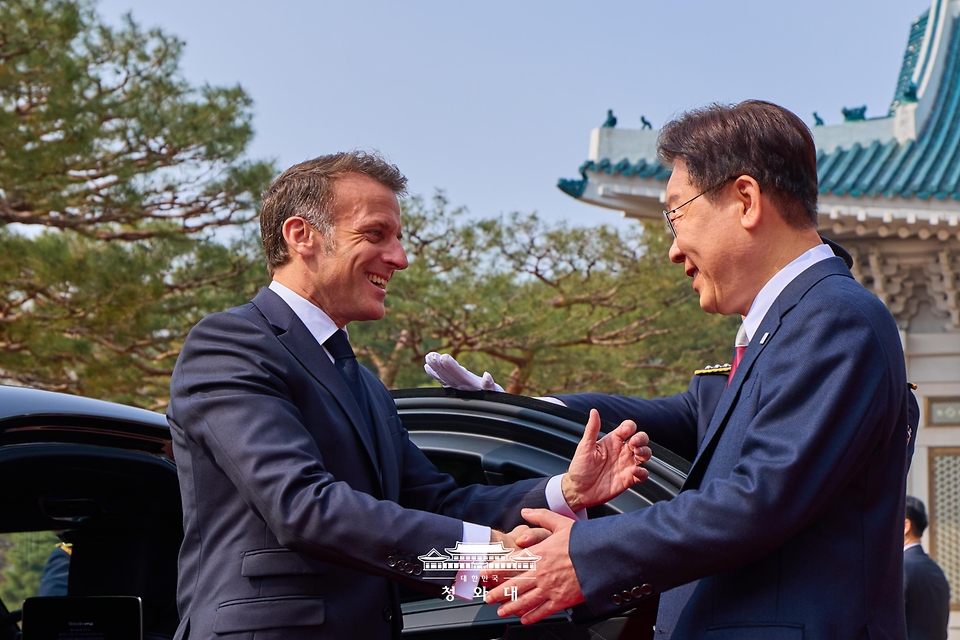 이재명 대통령이 4월 3일 청와대에서 국빈 방한한 에마뉘엘 마크롱 프랑스 대통령을 영접하고 있다.