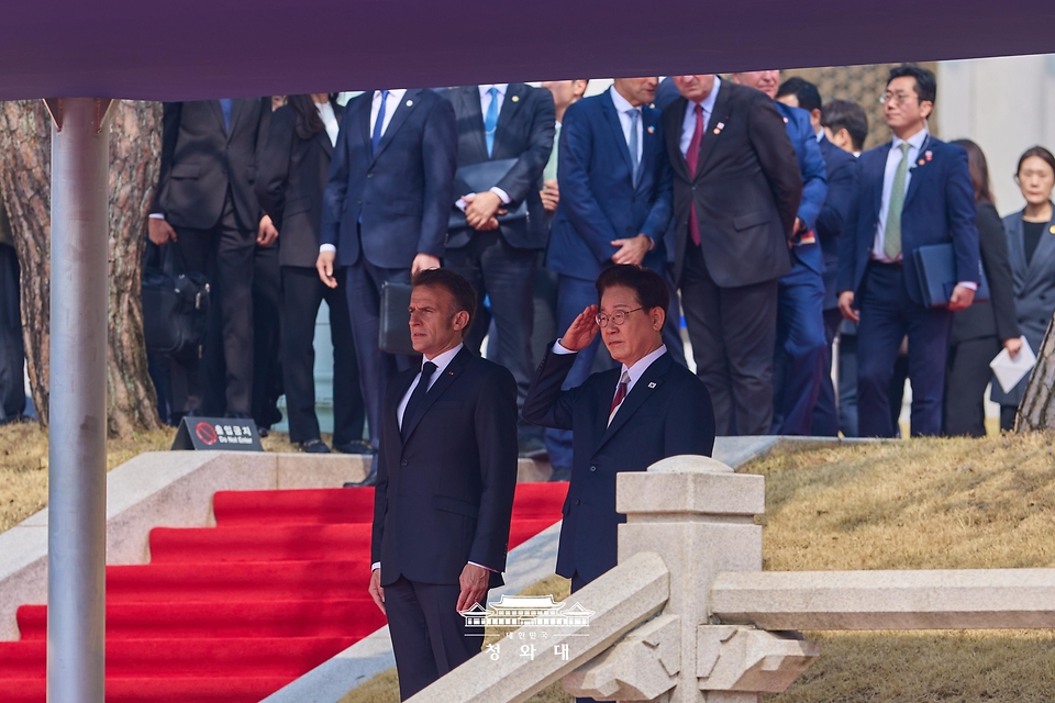 이재명 대통령이 4월 3일 청와대에서 열린 에마뉘엘 마크롱 프랑스 대통령 국빈 방한 공식 환영식에서 경례하고 있다.