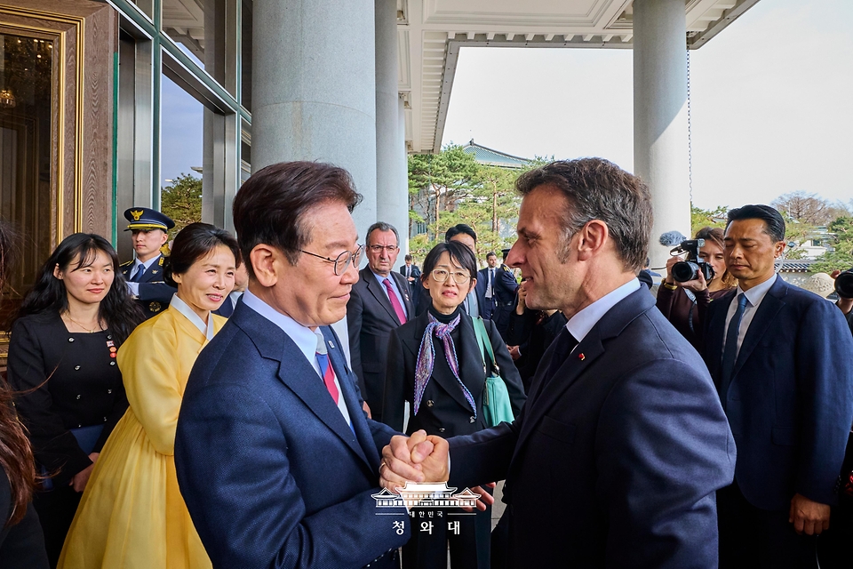 이재명 대통령과 에마뉘엘 마크롱 프랑스 대통령이 4월 3일 청와대 영빈관에서 국빈 방한 환영 오찬을 마친 뒤 인사를 나누고 있다.