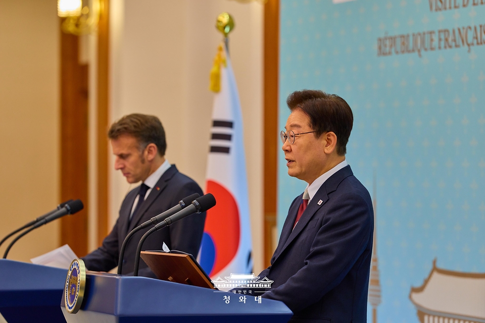 이재명 대통령이 4월 3일 청와대에서 에마뉘엘 마크롱 프랑스 대통령과 공동언론발표를 하고 있다.