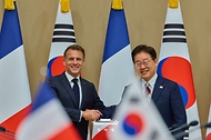 이재명 대통령과 에마뉘엘 마크롱 프랑스 대통령이 4월 3일 청와대에서 확대 정상회담에 앞서 악수하고 있다.
