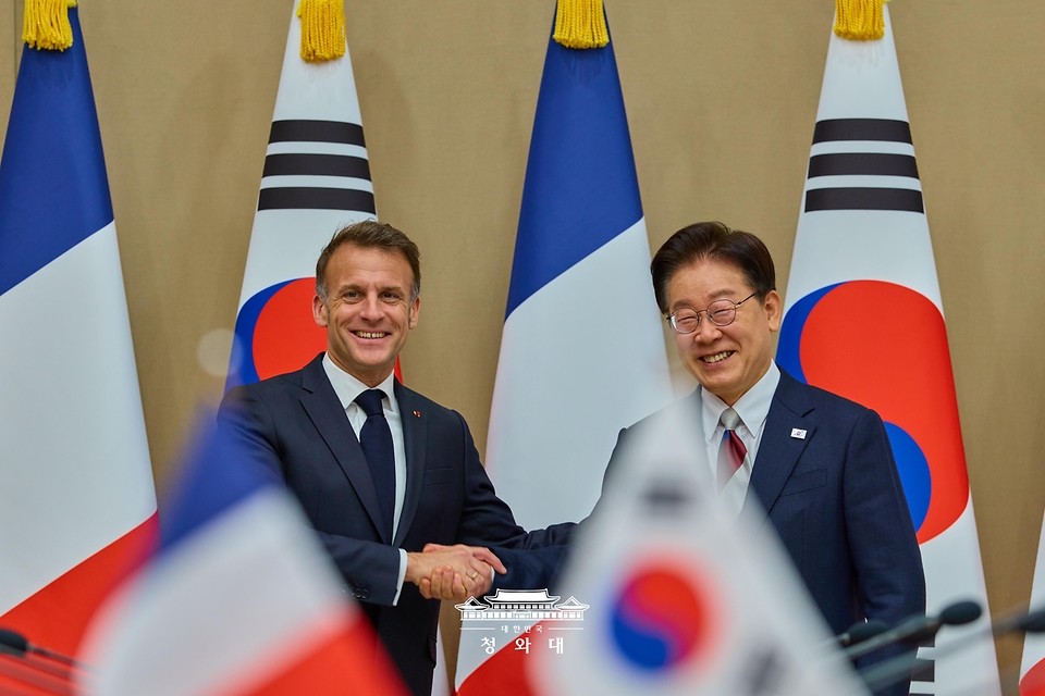 이재명 대통령과 에마뉘엘 마크롱 프랑스 대통령이 4월 3일 청와대에서 확대 정상회담에 앞서 악수하고 있다.